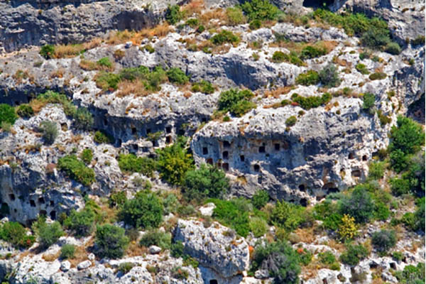 10 Meraviglie Naturali Nascoste D’Italia | #4 La Necropoli Rupestre Di ...