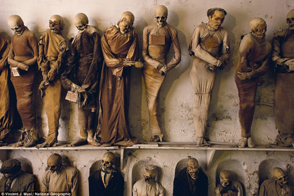 10 luoghi spaventosi da (non) visitare in Italia | #5 Catacombe ...