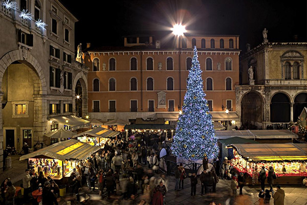 Stella Di Natale Piazze Italiane.I 10 Mercatini Di Natale Piu Belli D Italia 9 Mercatini Di Natale Di Verona